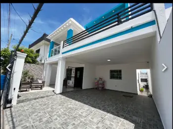 Casa de dos niveles con piscina ubicada en prado oriental próximo al s