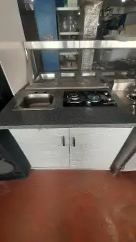 Mueble de metal con fregadero estufa empotrada y tope de granito