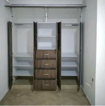 Closet con divisiones y ga vetas  moderno