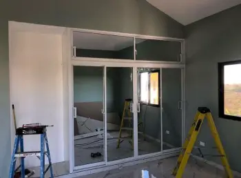 Clósets corredizos con espejo el toque final para tu habitación.