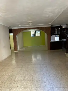 Se alquila casa de 2 niveles en vista hermosa  santo domingo este