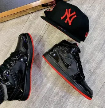 Tenis teni nike air jordan retro one 1 uno black red 2k25