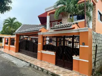 Casa ubicado en  la vega a pocos metros de la avenida rivas????