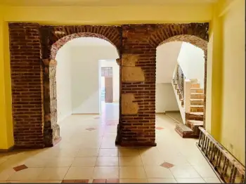 Casa de tres niveles y 14 habitaciones en zona colonial