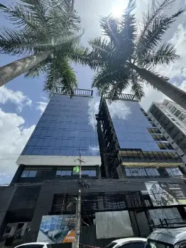 Alquilo locales comerciales en torre empresarial en piantini