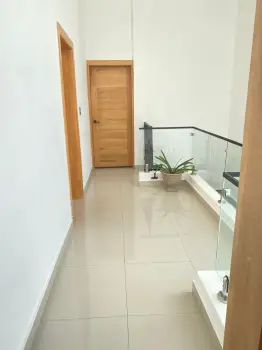 Casa de dos niveles en colinas del oeste