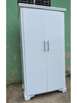 Armario de dos puertas pequeño en color blanco