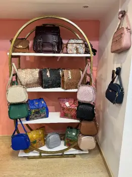Vendo tienda de carteras y accesorios para dama artesanales
