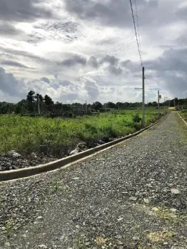 Solar comercial de 243 m2 cerca de la mama tingo