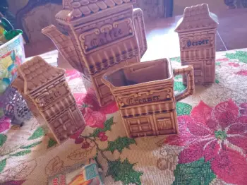 Se venden juego de porcelana japonesa antigua.