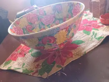 Se vende centro de mesa de porcelana china antigua.