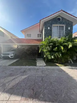 Townhouse en metro country club – totalmente amueblado