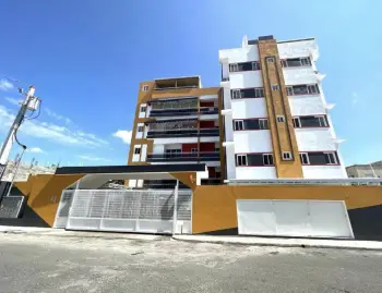 Hermoso apartamento amueblado  de tres niveles en prado oriental