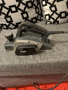 Estamos regalando utensilios de construcción por motivo de viaje