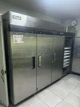 Refrigerador de tres puertas migali