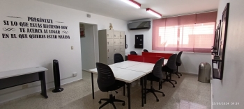 Oficina con mobiliario moderno en piantini!