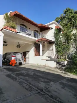 Se vende una casa de 2 niveles en altos de arroyo hondo ii