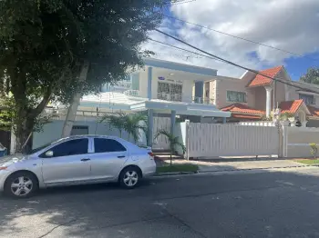 Casa en la castellana los prados para negocio