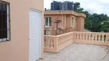 Se alquila apartamento 2do piso 3hab. 2bañ.