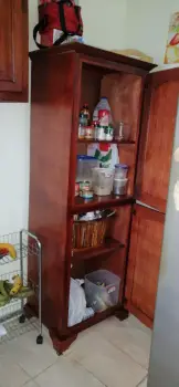 Despensa de madera para almacenar todo con estilo y funcionalidad