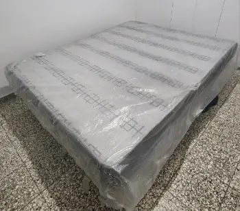 Cama queen size pillow top en su funda original original con base