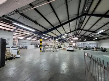 Alquiler de nave industrial con edificio de oficinas / km17 de la auto