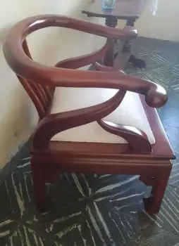 Elegantes butacas de caoba para sala - elegancia y artístico estilo-