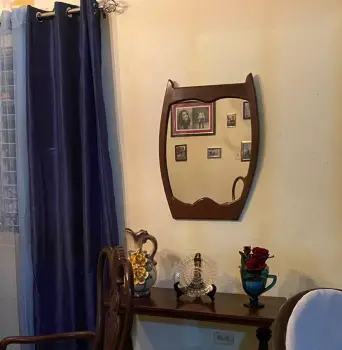 Espejo de caoba con diseño artístico -