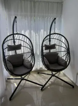 Juego de 2 sillas colgantes.