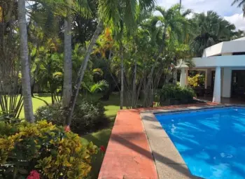Casa en alquiler con piscina frente al mar en barahona