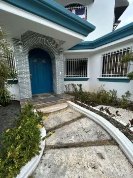 Casa en venta en arroyo hondo viejo próximo a galería 360