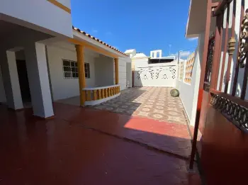 Se vende casa en residencial acuario detrás de la avenida españa.