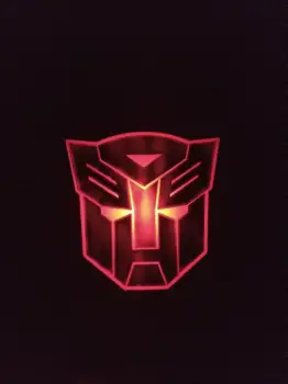 Figura de transformer optimus prime luz roja