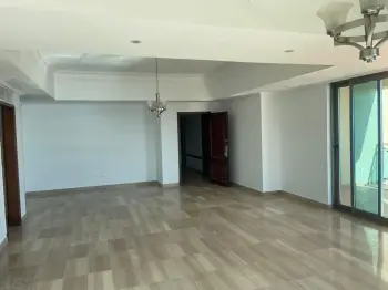 Apartamento de 2 habitaciones en venta en el malecón.