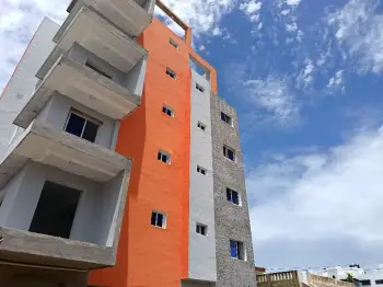 Penthouse de dos niveles con terraza de 44m próximo a la av. españa y