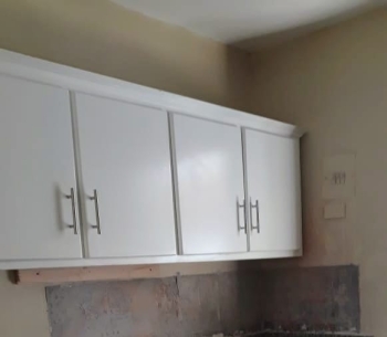 Gabinete de cocina blanco pequeño
