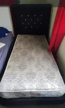 Cama con base espaldar