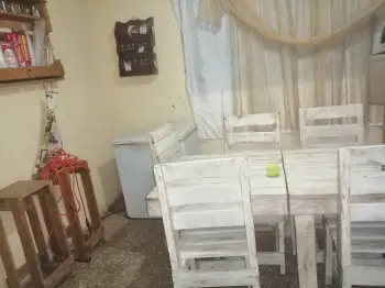 Vendo 8 sillas 2 mesas expansibles desarmables en madera como comedor