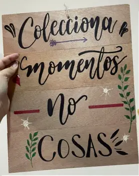 Vendo varios letreros pintados a mano y marcos en madera