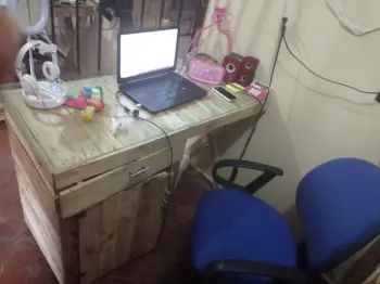 Vendo 3 escritorios en madera usados con gabeta  rueda tope en vidrio
