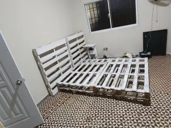 Vendo base en tarima para una cama solo la base