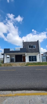 Casa de dos niveles en residencial cerrado en san cristobal