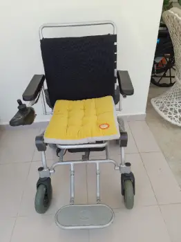Silla de ruedas  eléctrica en la romana