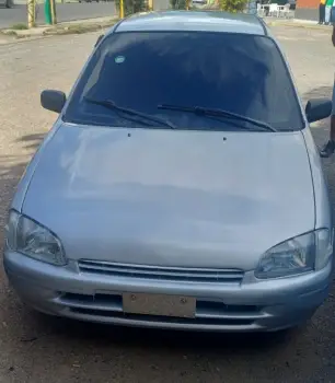Toyota starlet 2001 gris