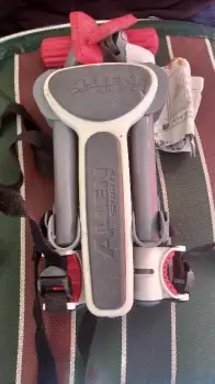 Es una base de bicicleta para vehículos nueva.