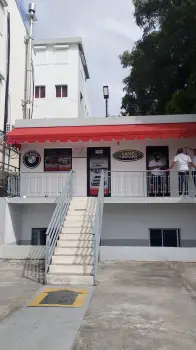 Alquilo local comercial preparado para dealer de vehiculo ubicado en e