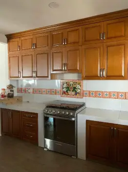 Gabinete lineal de cocina hasta el techo