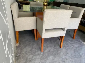 Disponible comedor apto para 4 y 6 sillas tapizadas en telas canvas.