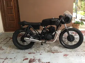 Motocicleta yamaha cafe racer 250cc
