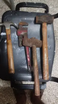Dos mandarias un martillo y una llave tilson. usados